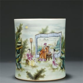 A beautiful pastel figure pen holder