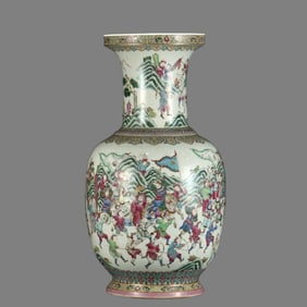 A beautiful pastel Hundred War scene bottle