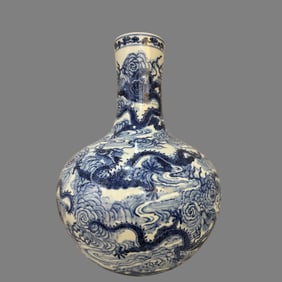 A Kowloon cloud-piercing ball bottle made in the Qianlong era of the Qing Dynasty