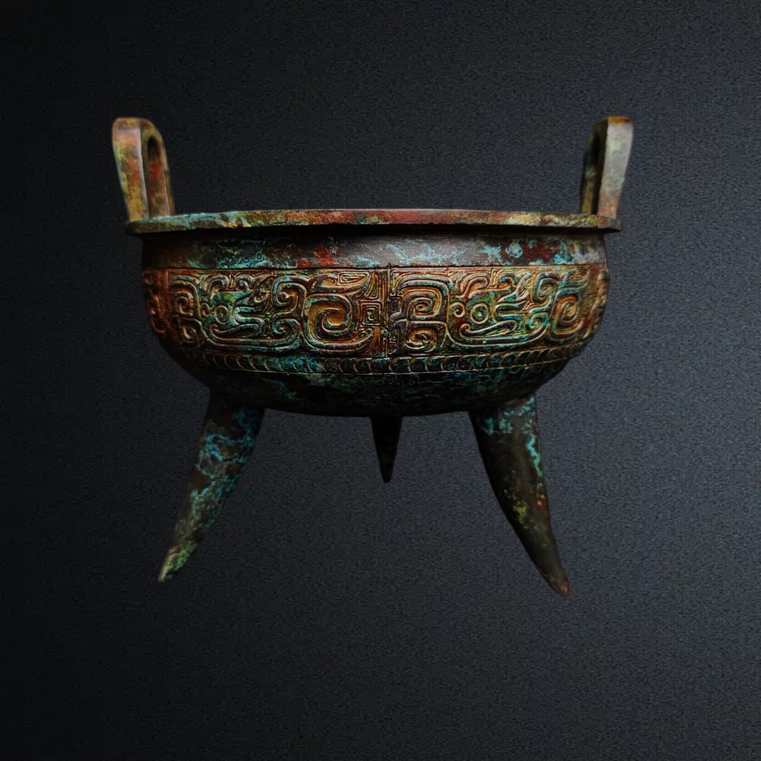 A bronze three-legged tripod of the Shang and Zhou dynasties (1 of 9)