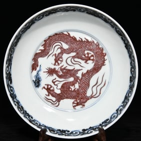 A blue and white glazed red dragon pattern plate from the Hongwu Dynasty of the Ming Dynasty