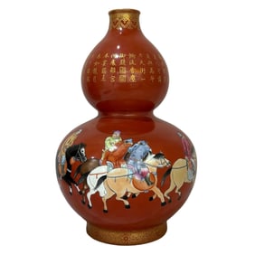A gourd bottle made in the Qianlong era of the Qing Dynasty with coral red gold painted with gold