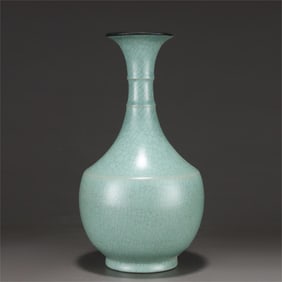 A vase with a silver mouth inlaid with sky blue glaze from the Ru kiln in the Song Dynasty
