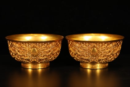 A pair of Qing Dynasty seawater dragon pattern gilt bowls