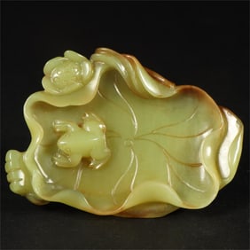 A beautiful Hetian topaz frog lotus leaf pen lick