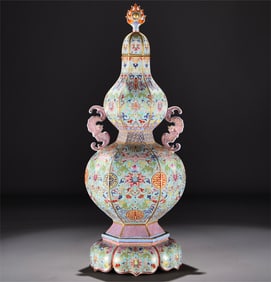 A gourd bottle with a foreign color hook golden lotus pattern made in the Qianlong period of the