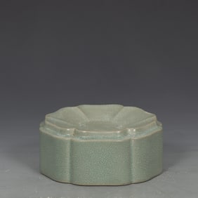 A sky blue glaze sunflower style pen from the Ru kiln in the Song Dynasty