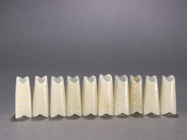 A Buddha bone relic of Hetian jade poetry in the Qing Dynasty