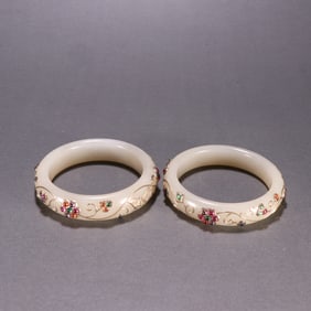 A pair of Hetian jade-wrapped silver-inlaid gemstone bracelets from the Qing Dynasty
