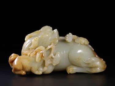 A beautiful Hetian jade seed material mother and child auspicious beast ornament