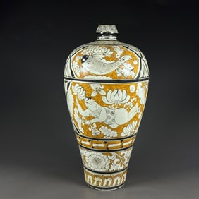 A plum bottle of the Song Dynasty Cizhou kiln with more than a lotus year