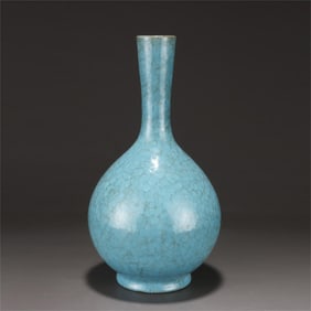 A sky-blue glazed ice flake pattern gall bottle from the Ru kiln in the Song Dynasty