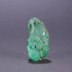 A jade butterfly melon-shaped carving from the Qing Dynasty