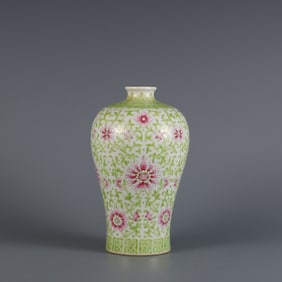 A green passionflower pattern plum bottle made in the Qianlong period of the Qing Dynasty