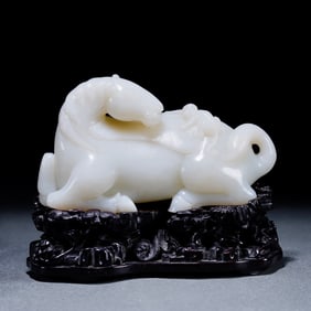 A beautiful Hetian jade ornament that is immediately made a marquis