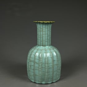 A pink blue glaze inlaid with gold buckle Kuikou of the official kiln of the Song Dynasty