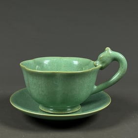 A dragon head cup with emerald blue glaze ice flake pattern in the Ru kiln of the Song Dynasty