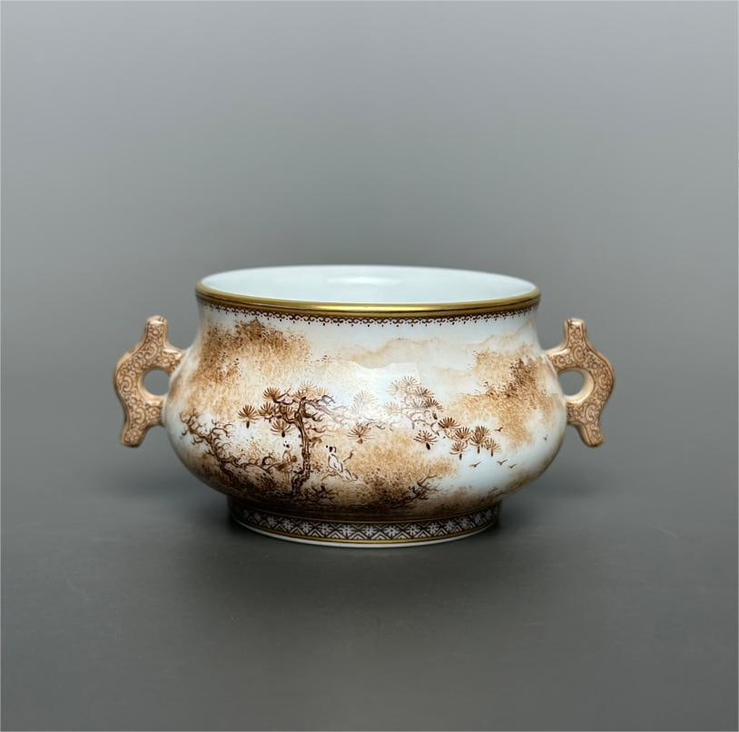 A small amphora with a brown and black color pattern depicting a gold-rimmed character landscape in: The brown and black color pattern of the Yongzheng era depicts the landscape of the characters with gold edges SIZE: Mouth D:5.3cm H:3.7cm Belly D:6.3cm W:7.8cm Bottom:4.3cm (The Dimensions Of All Bat