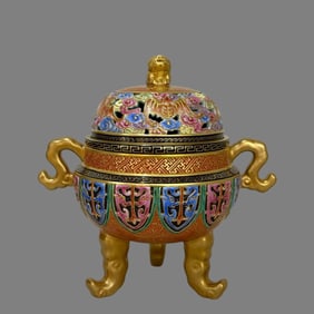A piece of enamel colored gold-painted hollow incense made in the Qianlong period of the Qing