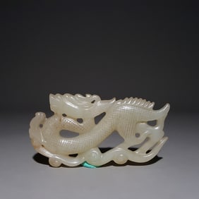 A beautiful Hetian jade dragon-shaped pendant