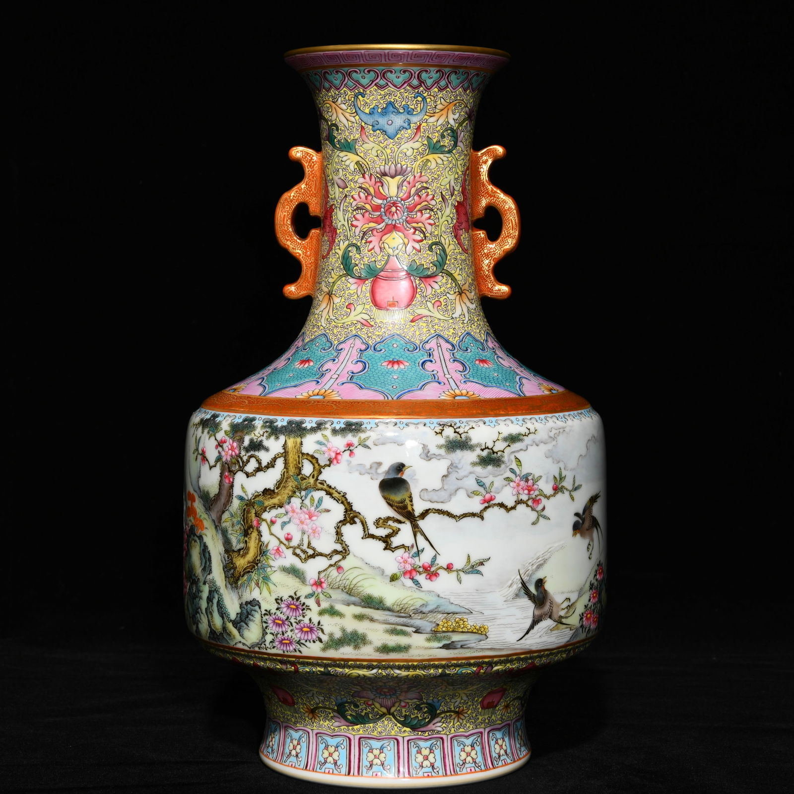 A Qianlong era of the Qing Dynasty Gu Yuexuan Heavy Industry pastel flower and bird pattern amphora: The Qianlong era of the Qing Dynasty Gu Yuexuan heavy industry pastel flower and bird pattern amphora SIZE: H:30.5cm D:18cm (The Dimensions Of All Batches Are Manually Measured.If You Need More Detail