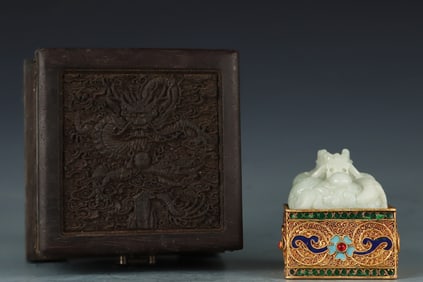 A Qing Dynasty Hetian jade carved dragon jade seal
