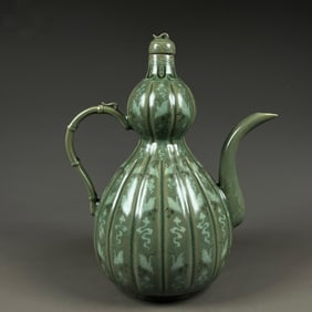 A Korean porcelain flower-patterned melon edge pot in the Song Dynasty