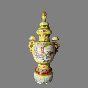 A Qianlong year made of yellow ground two-sided figure with windows and three sections of the double