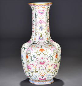 A foreign color fan lily pattern bottle made in the Qianlong era of the Qing Dynasty