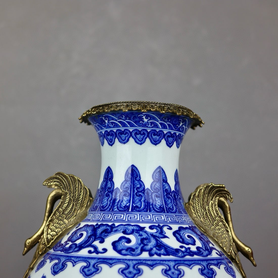 A beautiful blue and white cloud dragon pattern inlaid bronze swan amphora jade pot spring statue: Exquisite blue and white cloud dragon pattern inlaid copper swan amphora jade pot spring pearl SIZE: H:43.5cm Mouth D:15cm D:27cm Bottom:20cm (The Dimensions Of All Batches Are Manually Measured.If Yo