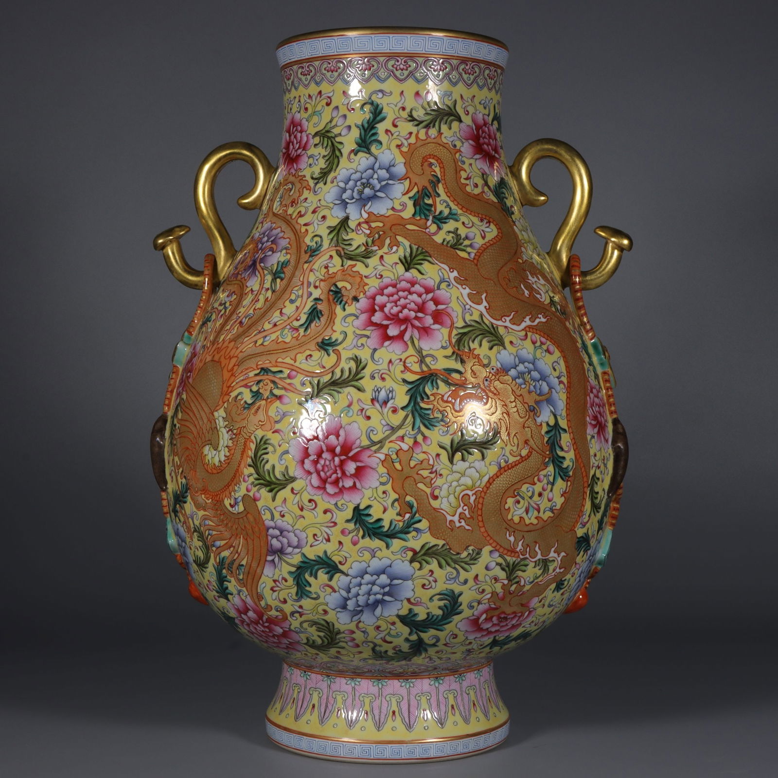 A piece of the Qing Dynasty Longlong year, yellow background, pastel, alum, red gold-painted,: Qing Dynasty Longnian year-made yellow background pastel alum red gold-painted entwined lotus flower dragon and phoenix pattern ruyi amphora SIZE: H:40.5cm Mouth D:13.5cm Bottom:14.3cm (The Dimensions