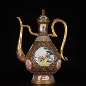 A Qing Dynasty Qing Dynasty Qianlong year pastel gold-carved entwined lotus flower pattern window