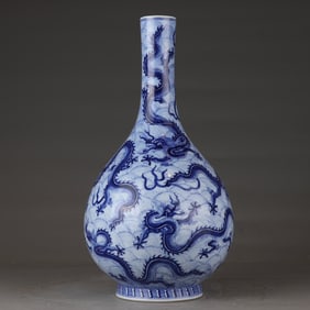 A blue and white dragon-patterned long-necked bottle made in the Yongzheng era of the Qing Dynasty