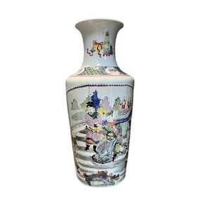 A pastel figure bottle made in the Yongzheng era