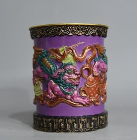 A beautifully carved lion hydrangea pen holder