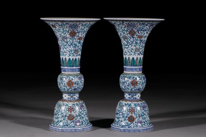 A pair of Qing Dynasty blue and white fighting color entwined flower cups