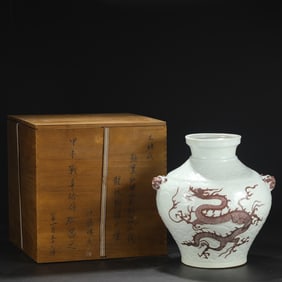 A large jar of dog head with a red and white carved seawater dragon pattern in the Yuan Dynasty