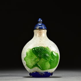A beautiful old glass snuff bottle