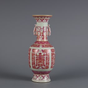 A carmine red colored gold painted Kuifeng pattern amphora made in the Qianlong period of the Qing