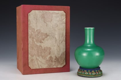A green-glazed celestial ball vase made in the Chenghua year of the Ming Dynasty