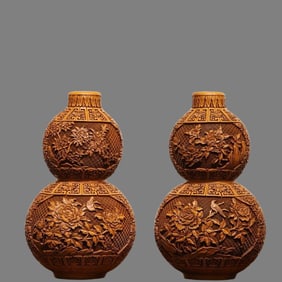 A pair of lacquerware yellow gourd bottles from the Qing Dynasty