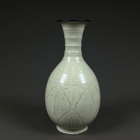 A flower-patterned silver buckle string jade pot spring vase of the Song Dynasty Ding kiln