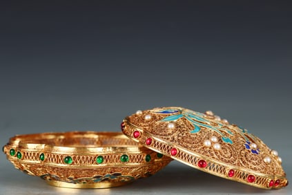 A Qing Dynasty filigree gilt dotted emerald powder box