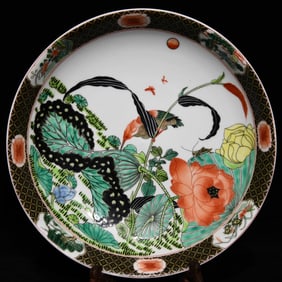 A colorful floral pattern plate made in the Kangxi era