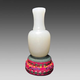A beautiful Hetian white jade jade vase