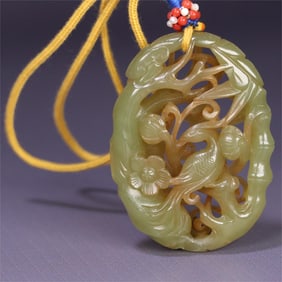 A Hetian topaz hollow from the Qing Dynasty is happy to be on the eyebrow tip card