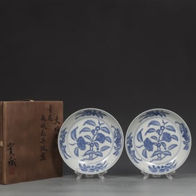 A pair of blue and white folded branches and fruit pattern plates made in the Chenghua year of the
