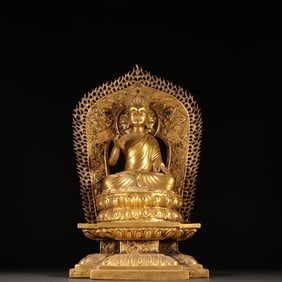 A seated statue of Shakyamuni in copper gilt in the Qing Dynasty