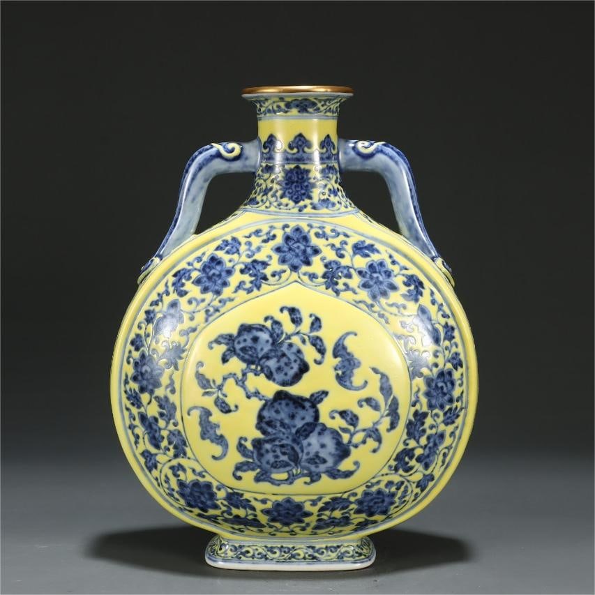 A beautiful yellow blue and white entwined Fushou pattern amphora flat bottle: Exquisite yellow background blue and white entwined Fushou pattern amphora SIZE: H:25.3cm W:20cm (The Dimensions Of All Batches Are Manually Measured.If You Need More Detailed Information, Please Cont