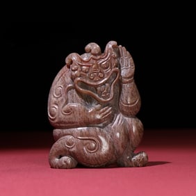 A piece of exquisite seed material red and gray skin and jade bear handle